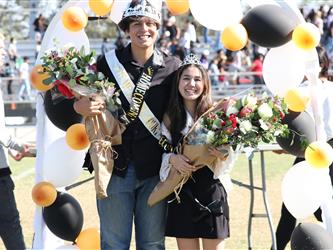 students posing for Homecoming picture