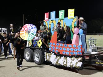 homecoming float with students