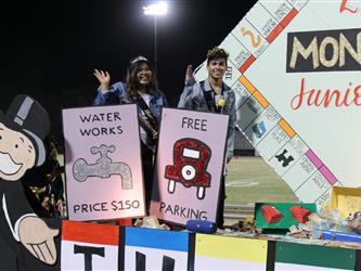 homecoming float with students