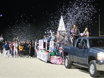 homecoming float with students