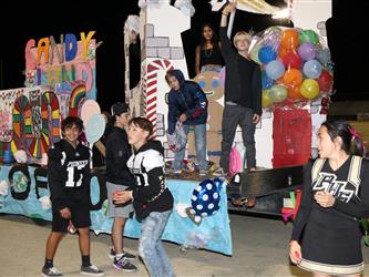 homecoming float with students