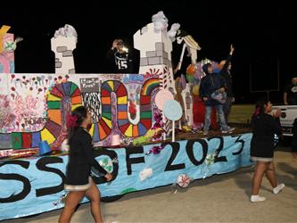 homecoming float with students