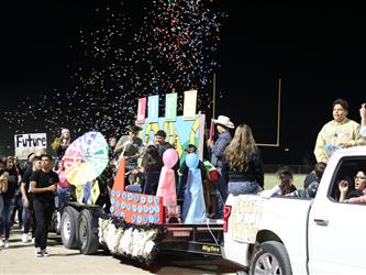 homecoming float with students