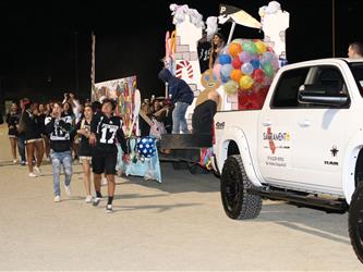 homecoming float with students