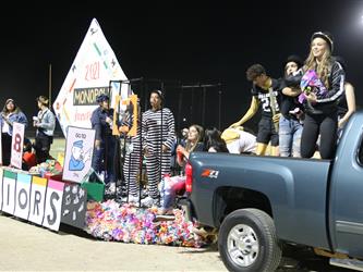 homecoming float with students